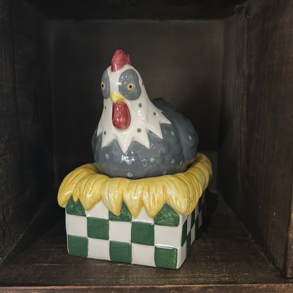 Hen sitting on her eggs S&P shakers